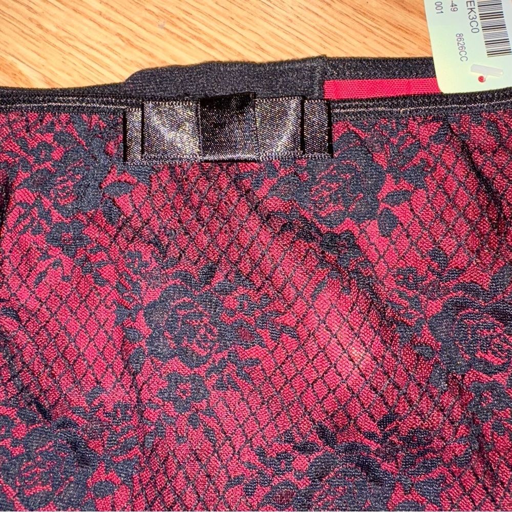 NWT La Vie en Rose Black and Red Lace Garter Skirt Size S/M Sexy - Picture 4 of 7